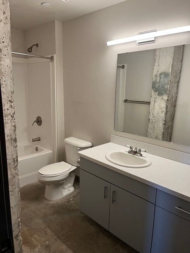 Baño - 2019 Montana Ave