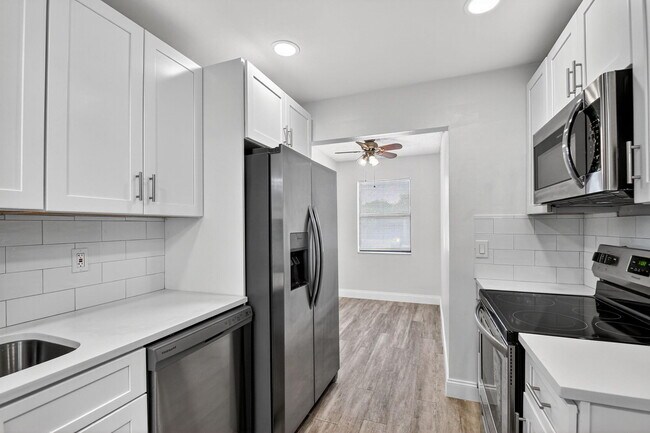Foto del edificio - 5985 Forest Hill Blvd