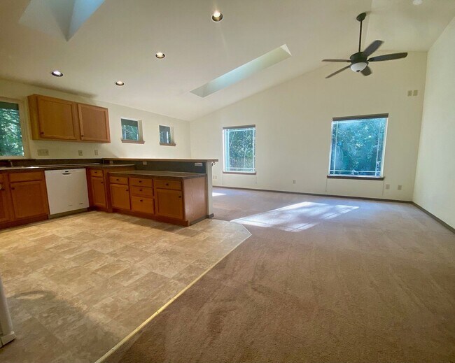 Foto del edificio - Live in the Quiet Harstine Pointe Community!