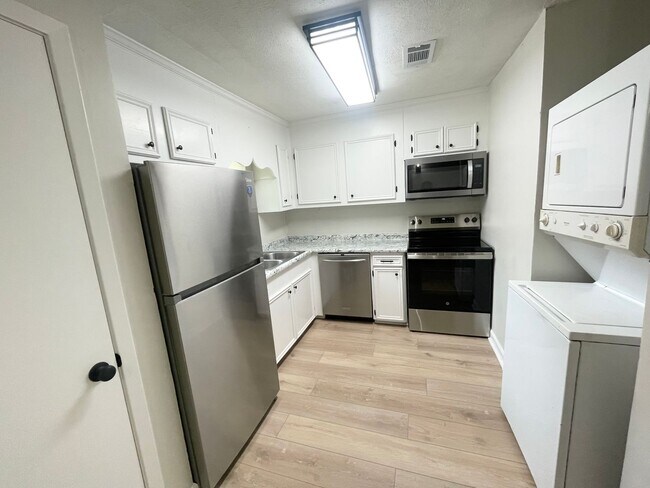 Foto del edificio - 1 Bedroom/1 Bath Duplex Unit Available for Rent in Brandon!
