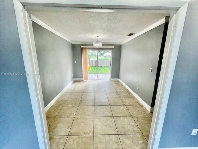 Foto del edificio - 10223 SW 156th Ave