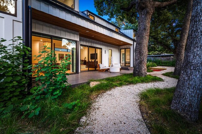 Foto del edificio - 3313 Bonnie Rd