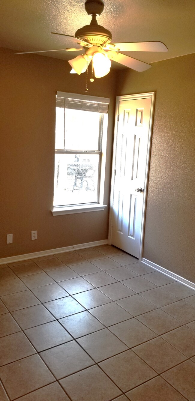 Building Photo - 2105 Agate Dr