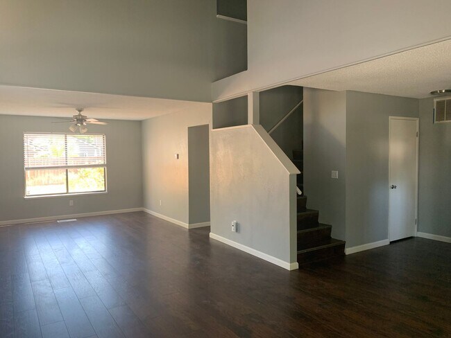 Building Photo - Desirable Brentwood Neighborhood!