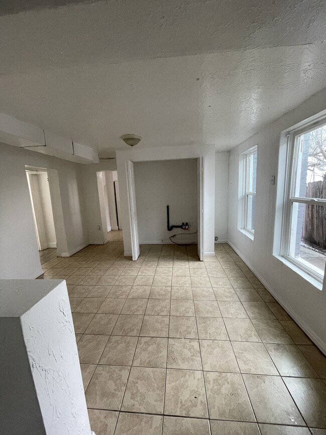 Building Photo - 613 28th St