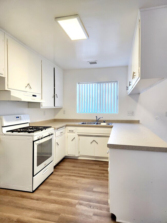 Kitchen - 9902 W Broadway