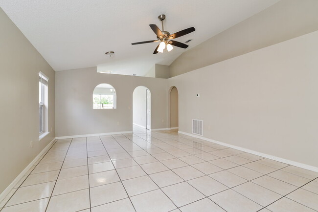 Foto del edificio - 7666 Harbor Bend Cir