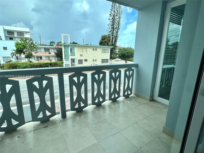 Foto del edificio - 8233 Harding Ave