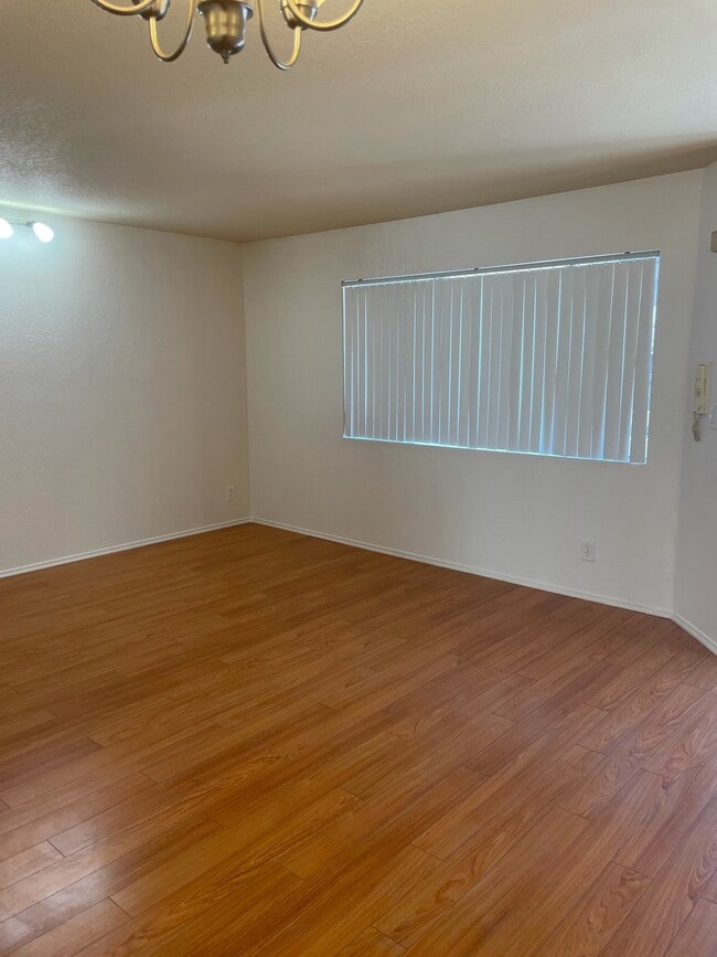 Building Photo - 1055 E Spazier Ave