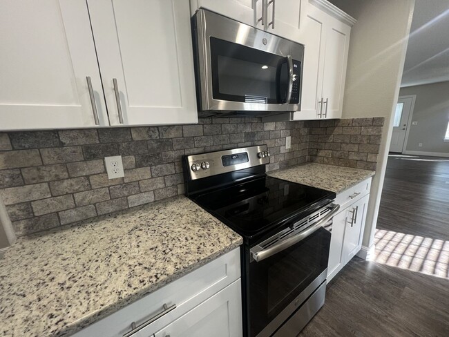 Building Photo - COMING SOON: BEAUTIFUL 3 BEDROOM / 2 BATHROOM HOME LOCATED IN JOPLIN MO!