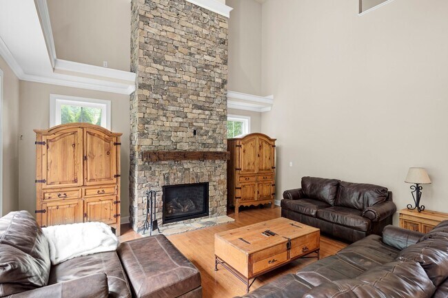 Building Photo - Beautiful Biltmore Lake Home