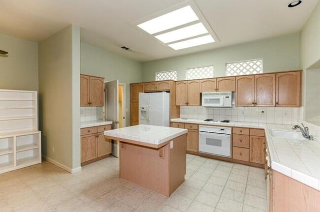 Building Photo - 3 Bedroom 2 Bathroom Home In Gated Community