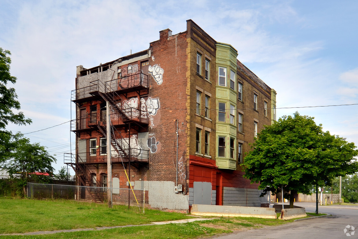 Building Photo - 1469 Niagara St