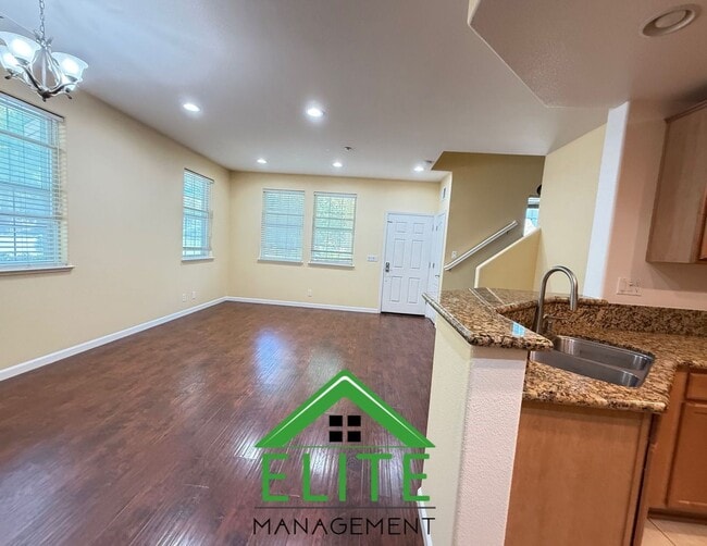 Building Photo - **Spacious and Updated Townhome in Desirab...