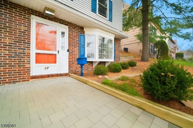 Foto del edificio - 17 Edison Dr