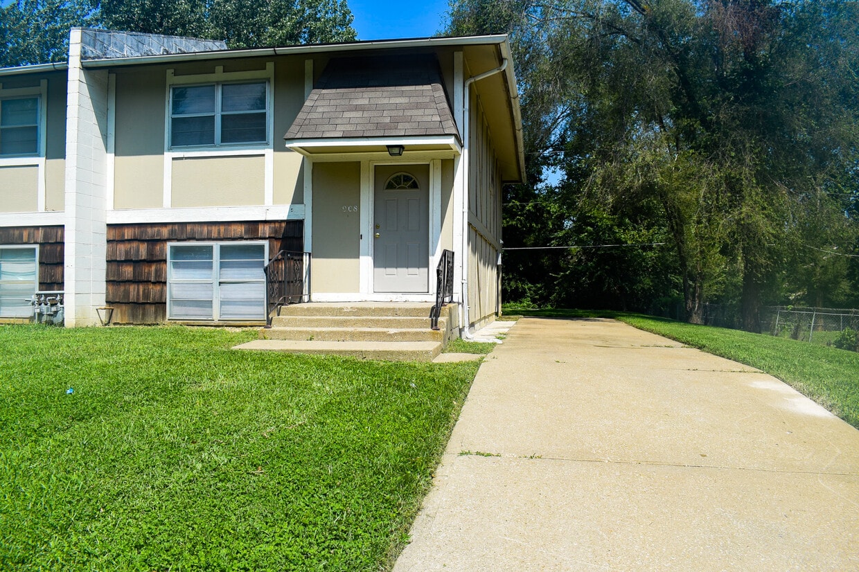 908 Brookside St, Leavenworth, KS 66048 Townhome Rentals in