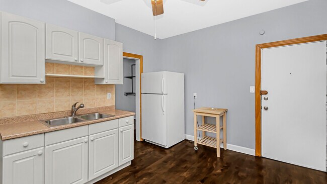 Kitchen - 1472 W Webster Ave