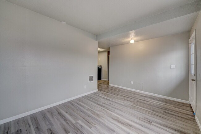 Foto del edificio - 1 Bedroom/1 Bathroom Available Now!