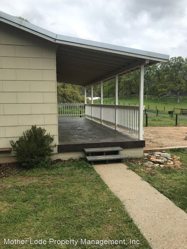 Foto del edificio - 3 br, 1 bath House - 16870 Yosemite Road