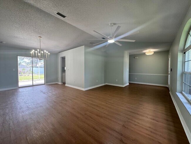 Building Photo - REMODELED 3/2 in Palm Coast