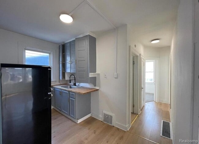 Building Photo - 3548 St Clair St