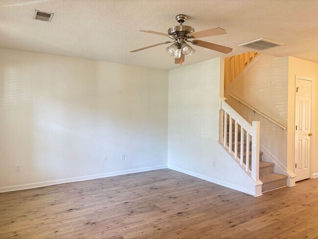 Foto del edificio - Available now. Great 2 BR/2.5 BA Townhome in Oak Bluff!