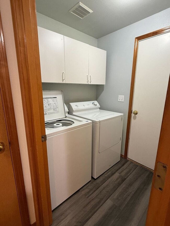 Building Photo - Spacious and Newly Updated 3 Bed/2.5 Bath in Desirable Salmon Creek area!