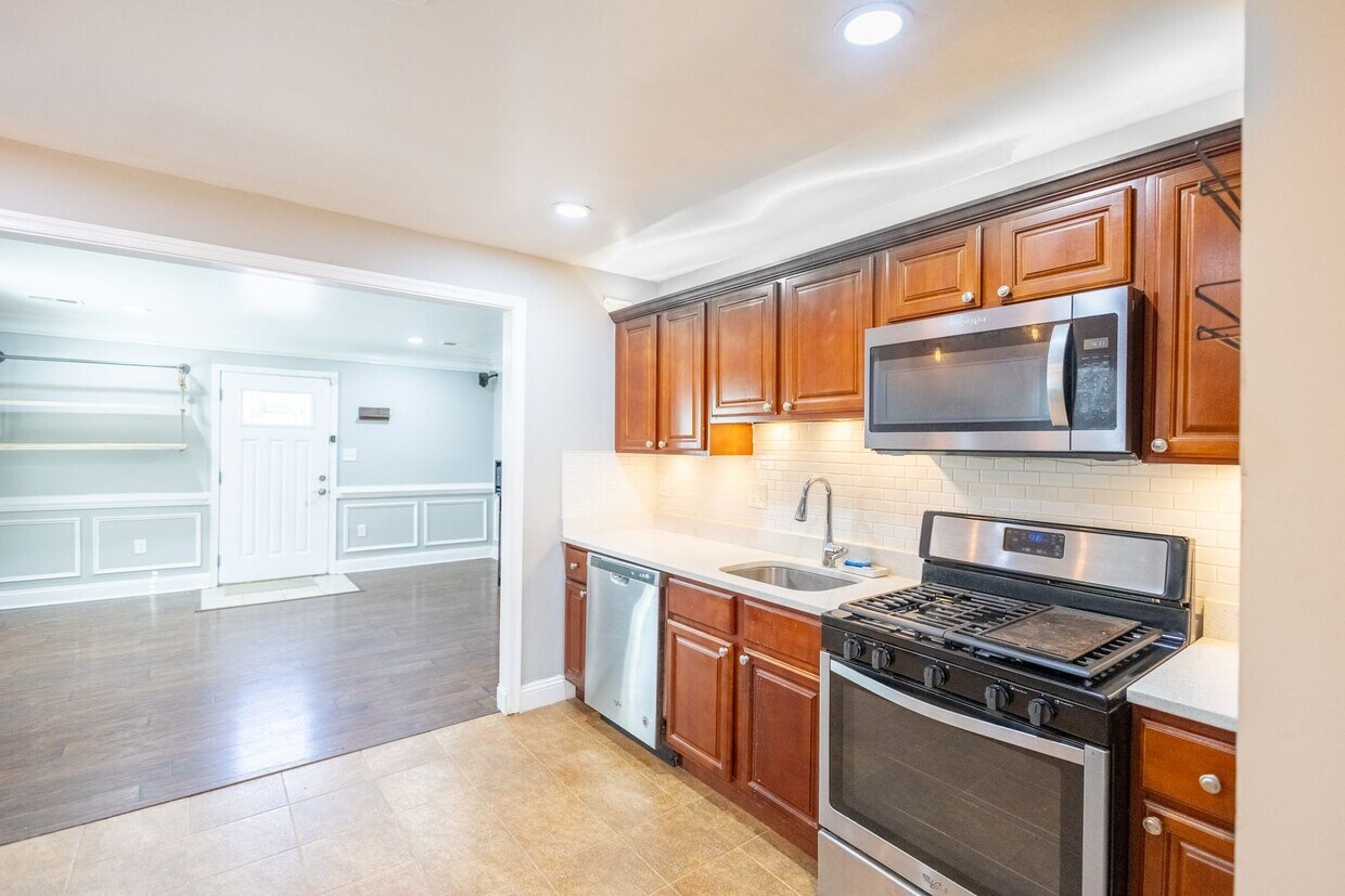 Foto principal - Lovely 3 BR/2 BA Single-Family Home in Cap...