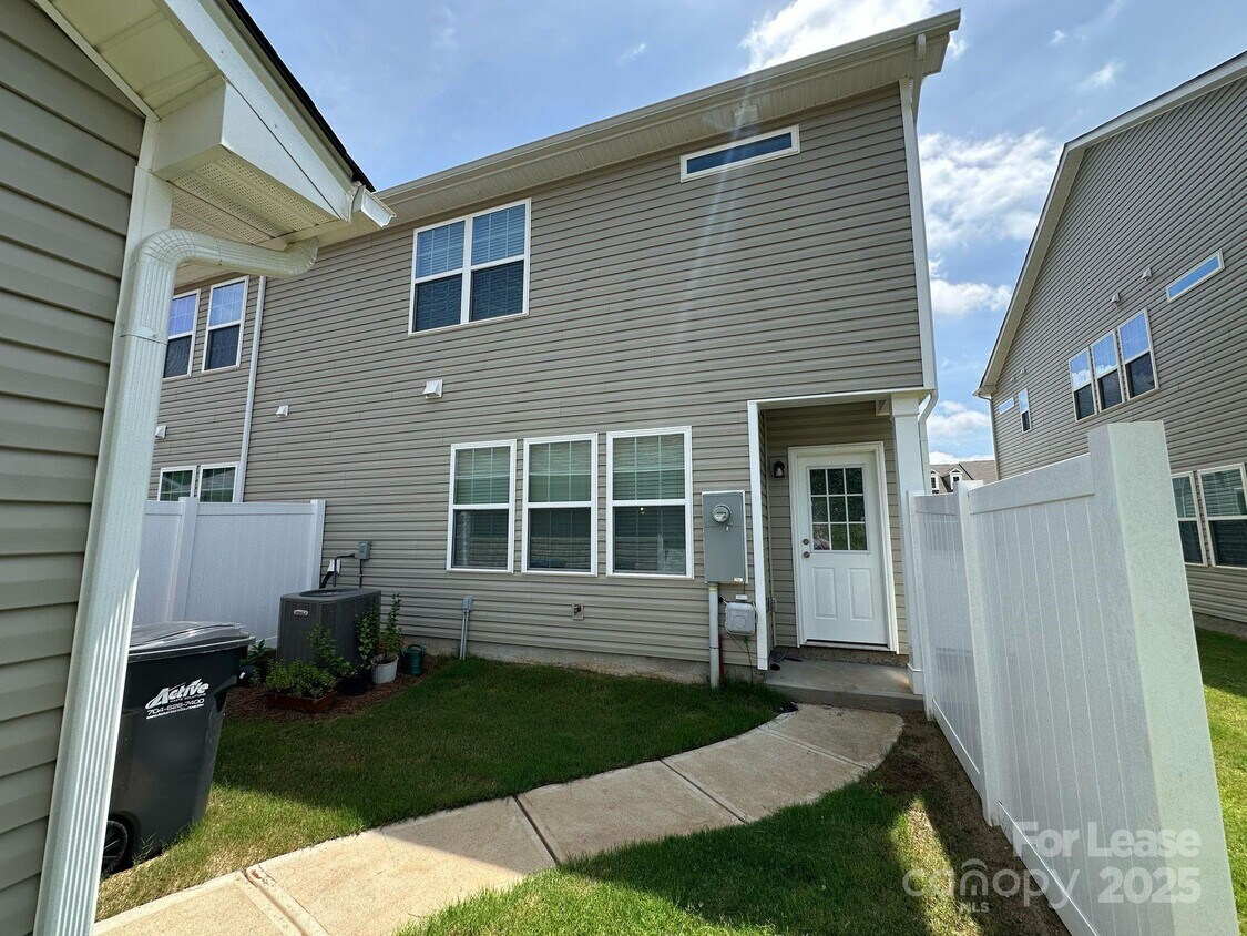 Foto del edificio - 15744 Country House St