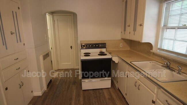 Building Photo - 1110 E Lewis St