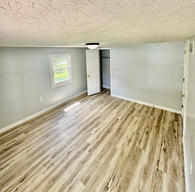 Building Photo - 102 Crabtree Dr
