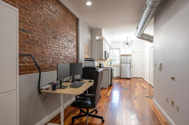 Building Photo - 96 Bowers St