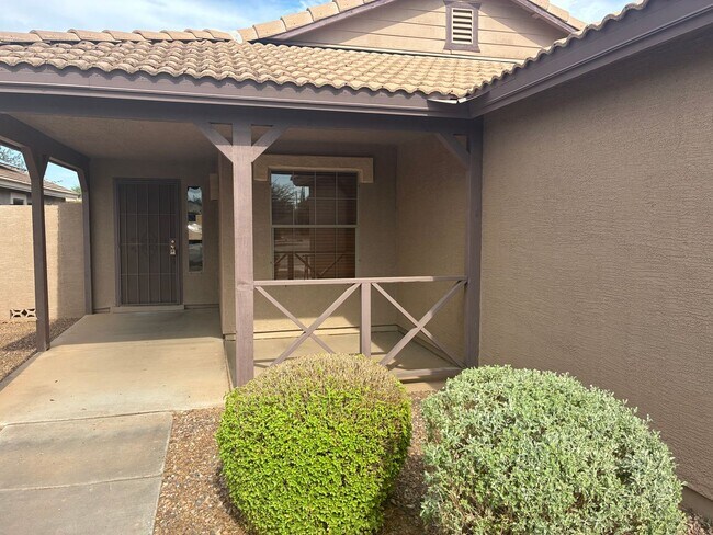 Building Photo - **BEAUTIFUL 3BEDROOM/2BATHROOM HOME LOCATE...