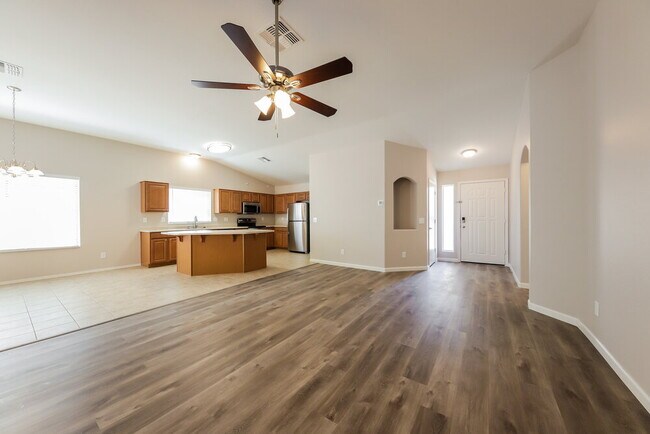 Foto del edificio - 2128 E Danbury Rd