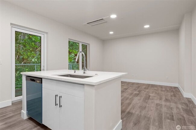 Building Photo - 1709 Harbor Ave SW
