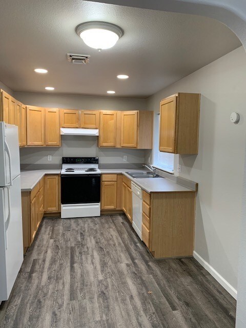 Building Photo - Remodel in the Beautiful white mountains
