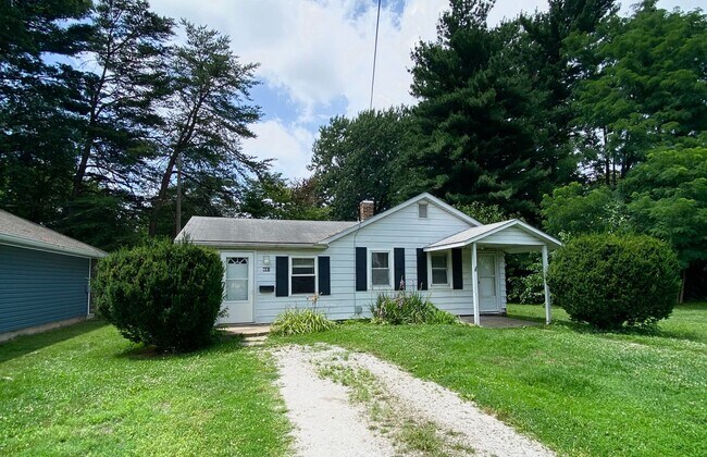 Building Photo - 2 Bedroom House - Near Meadows Shopping Ce...