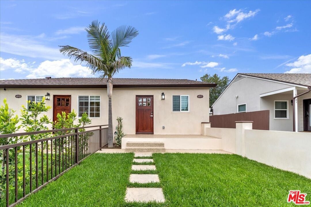 Primary Photo - 6917 Encino Ave