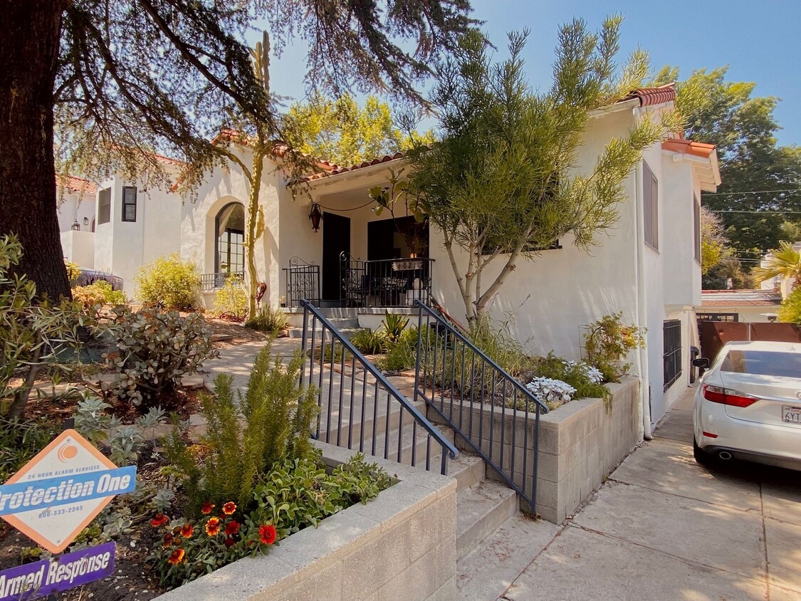 Building Photo - 4021 Holly Knoll Dr