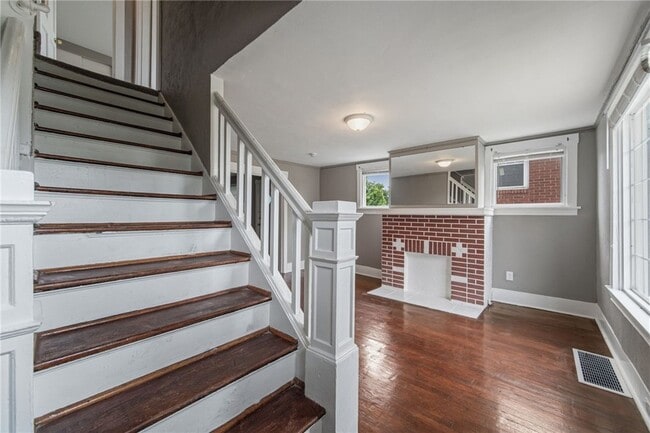 Building Photo - 160 Hazelwood Ave