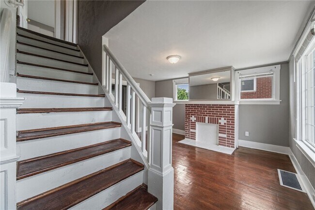 Foto del edificio - 160 Hazelwood Ave