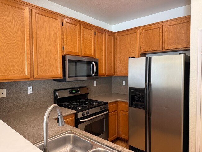 Building Photo - Beautiful 3 Bedroom 2.5 bathroom townhome ...