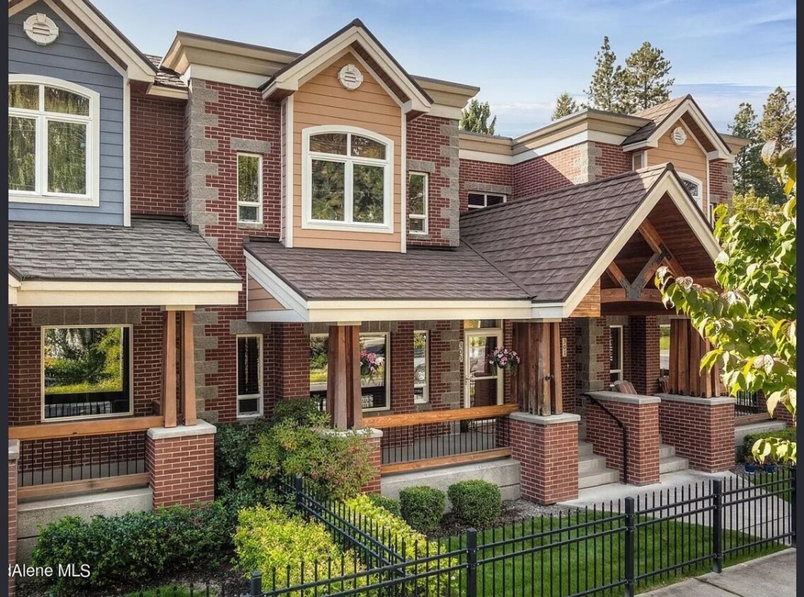Foto principal - Executive Townhome - Walking distance to C...