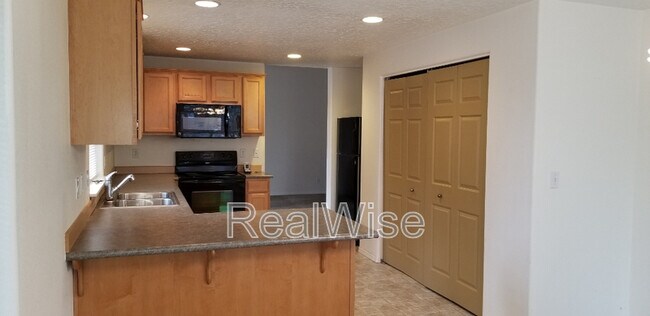 Building Photo - 16139 Park Dr