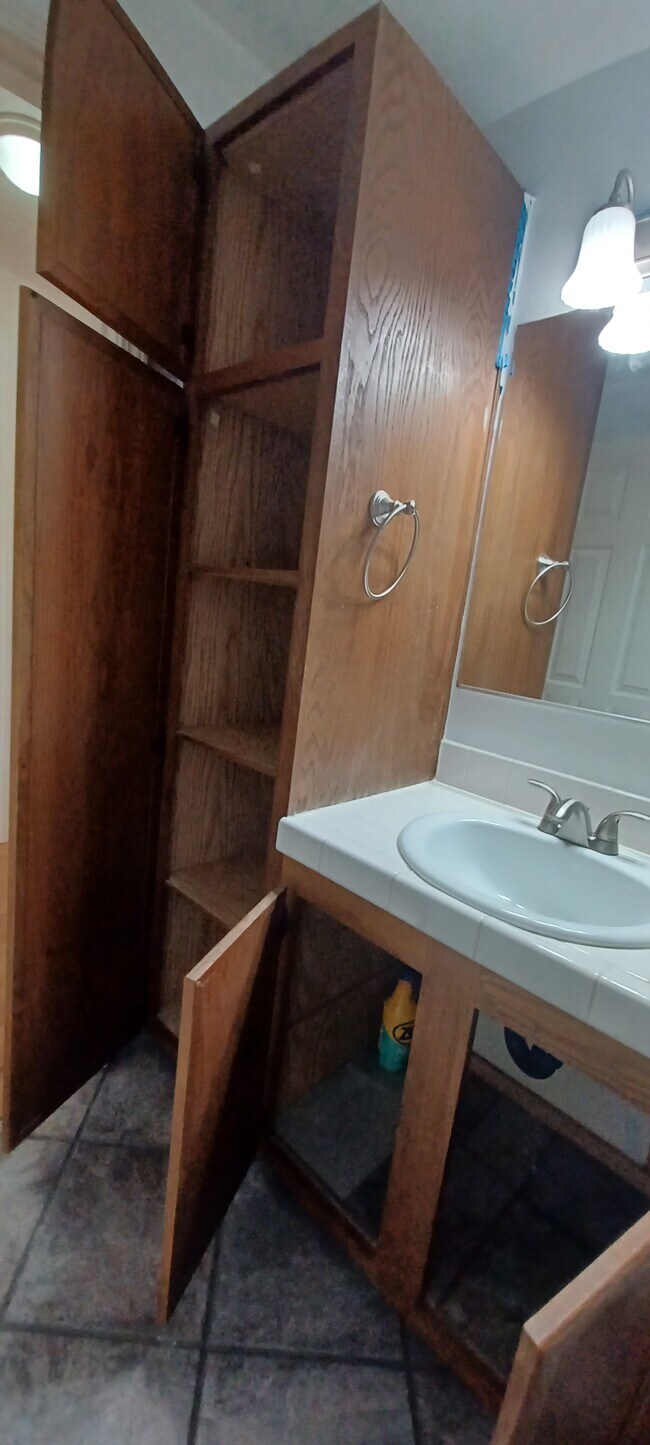 Main bath - 29640 SW Volley St