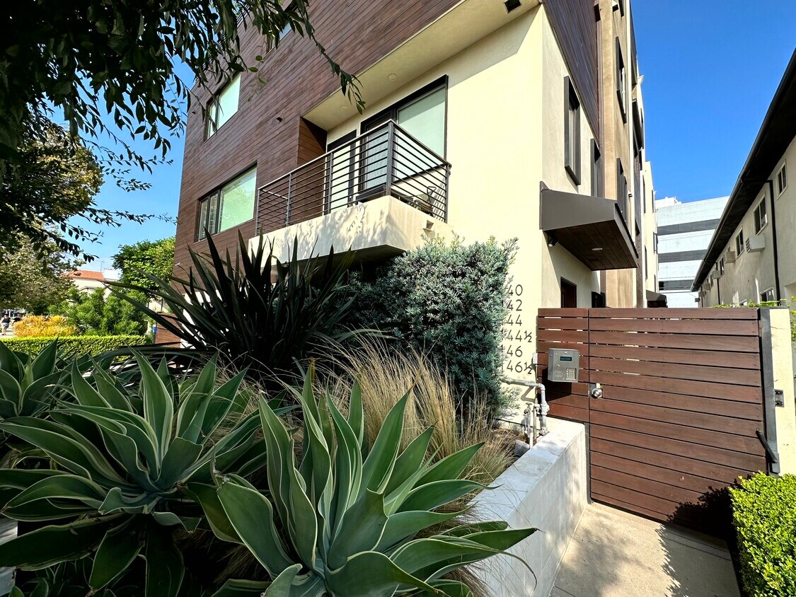 Primary Photo - 144 S Hayworth Ave