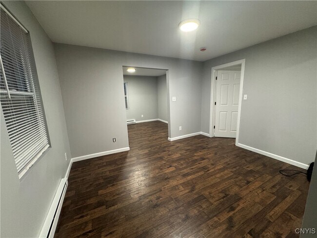 Foto del edificio - 121 E Main St