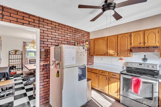 Foto del edificio - 1 br, 1 bath House - 10 Spruce Ln