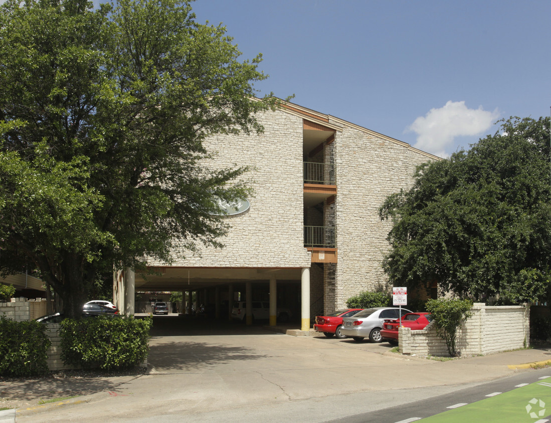 Building Photo - Dos Rios Apartments