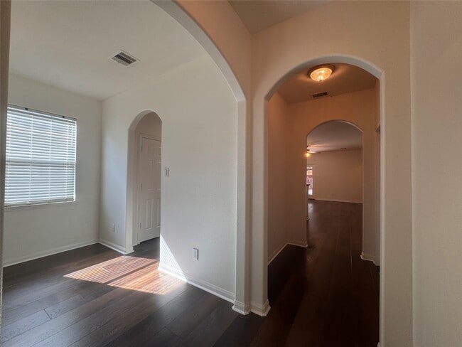 Building Photo - 302 Broken Pine Ct